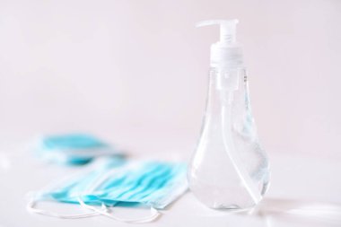 Coronavirus önleme tıbbi steril maskeler ve el hijyenik koronavirüs koruması için el dezenfektanı jeli. Salgının yayılmasını önleme ve karantinada salgını tedavi etme kavramı 