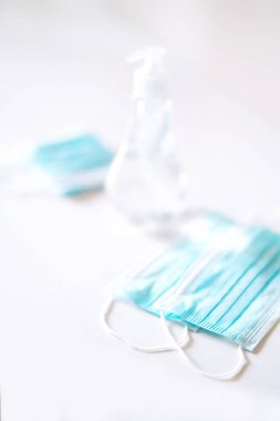 Coronavirus önleme tıbbi steril maskeler ve el hijyenik koronavirüs koruması için el dezenfektanı jeli. Salgının yayılmasını önleme ve karantinada salgını tedavi etme kavramı 