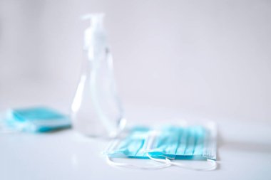 Coronavirus önleme tıbbi steril maskeler ve el hijyenik koronavirüs koruması için el dezenfektanı jeli. Salgının yayılmasını önleme ve karantinada salgını tedavi etme kavramı 