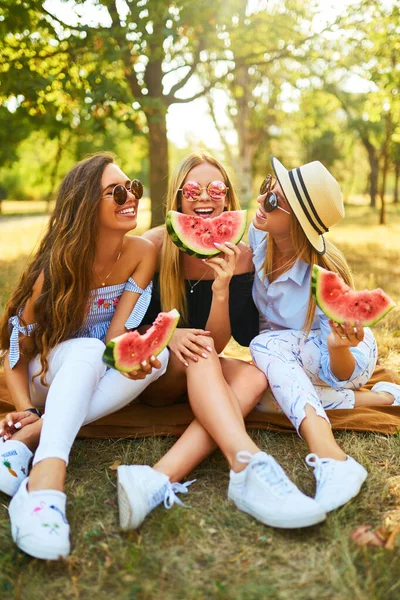 Três Meninas Bonitas Divertir Juntos Comer Melancia Dia Quente Verão — Fotografia de Stock