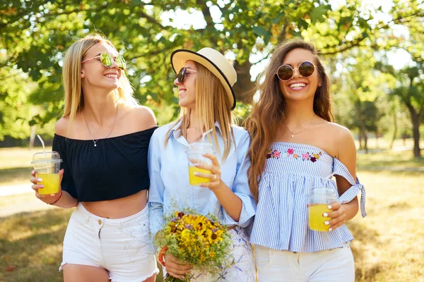 Três Lindas Garotas Divertem Juntas Bebem Suco Frutas Frescas Dia — Fotografia de Stock