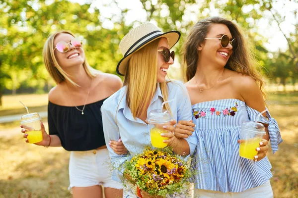Três Lindas Garotas Divertem Juntas Bebem Suco Frutas Frescas Dia — Fotografia de Stock