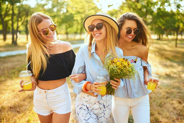 Três Lindas Garotas Divertem Juntas Bebem Suco Frutas Frescas Dia — Fotografia de Stock