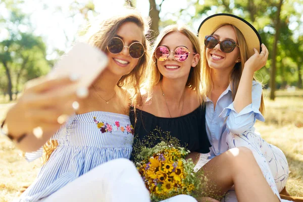 Three Fashion Young Girls Laugh Make Selfies Hot Summer Day — Stock Photo, Image