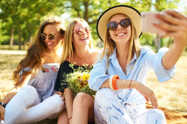 Três Jovens Meninas Moda Rir Fazer Selfies Dia Verão Quente — Fotografia de Stock