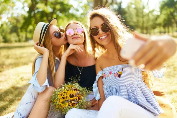 Tre Giovani Ragazze Moda Ridono Fanno Selfie Calda Giornata Estiva — Foto Stock