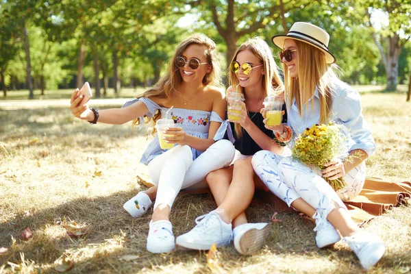 Três Jovens Meninas Moda Rir Fazer Selfies Dia Verão Quente — Fotografia de Stock