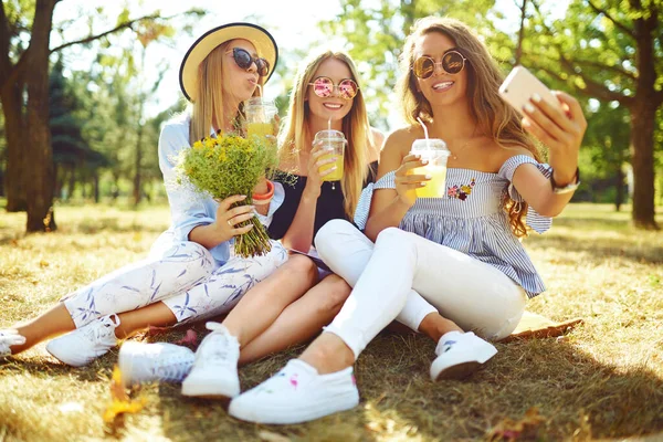 Three Fashion Young Girls Laugh Make Selfies Hot Summer Day — Stock Photo, Image