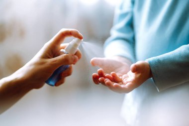 Dezenfektan antiseptikli eller. Anne ve çocuk el koronavirüsünü korumak için antiseptik kullanıyor. Hijyen konsepti. Mikropların ve bakterilerin yayılmasını önle ve koronavirüsün bulaşmasını önle.