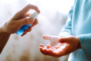 Dezenfektan antiseptikli eller. Anne ve çocuk el koronavirüsünü korumak için antiseptik kullanıyor. Hijyen konsepti. Mikropların ve bakterilerin yayılmasını önle ve koronavirüsün bulaşmasını önle.