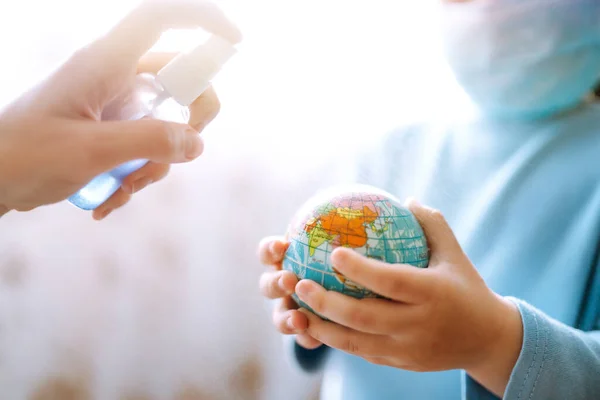 Child Protective Sterile Medical Mask Holding World Globe Planet Planet — Stock Photo, Image