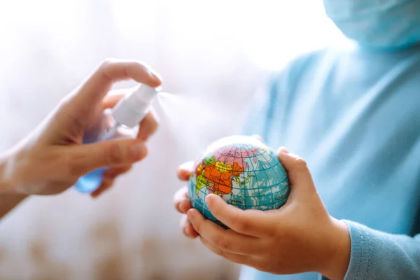 世界を保持する保護滅菌医療用マスクの子供 地球を救え 惑星の殺菌 流行性コロナウイルスの拡散を防止する概念 — ストック写真