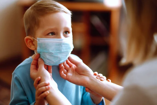 Kleiner Junge Und Mutter Medizinischer Maske Mutter Setzt Ihre Sterile — Stockfoto