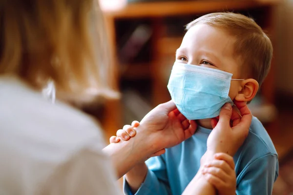 Kleiner Junge Und Mutter Medizinischer Maske Mutter Setzt Ihre Sterile — Stockfoto