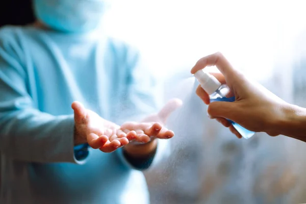 消毒剤で手 手のコロナウイルス保護のための消毒剤を使用して母親と子供 衛生コンセプト 細菌や細菌の拡散を防ぎ 感染症を回避 コロナウイルス — ストック写真