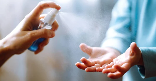 消毒剤で手 手のコロナウイルス保護のための消毒剤を使用して母親と子供 衛生コンセプト 細菌や細菌の拡散を防ぎ 感染症を回避 コロナウイルス — ストック写真