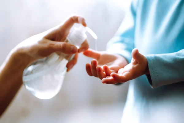Χέρια Απολυμαντικό Τζελ Μητέρα Και Παιδί Χρησιμοποιούν Σαπούνι Αποστείρωσης Για — Φωτογραφία Αρχείου
