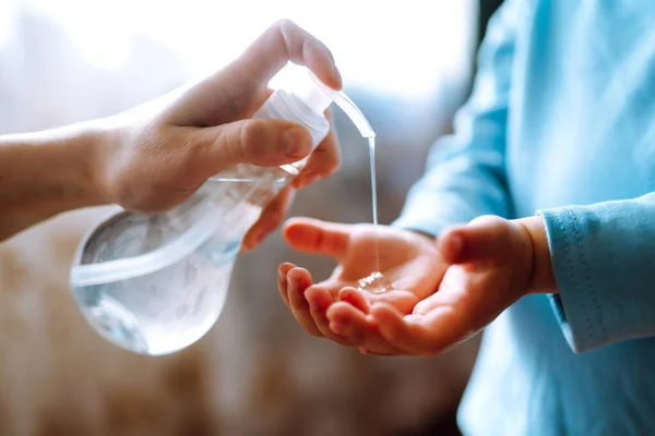 Χέρια Απολυμαντικό Τζελ Μητέρα Και Παιδί Χρησιμοποιούν Σαπούνι Αποστείρωσης Για — Φωτογραφία Αρχείου