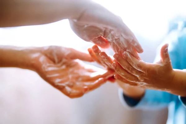 Μαμά Βοηθάει Παιδί Πλύνει Χέρια Της Τρίβουν Χέρια Τους Δημιουργώντας — Φωτογραφία Αρχείου