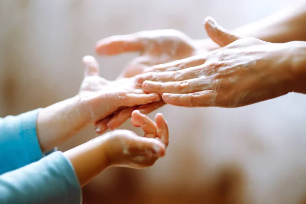 Mom Helps Her Chaild Wash Her Hands Rubbing Hands Together — Stock Photo, Image