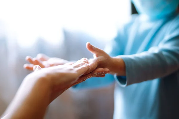 Annem Ellerini Yıkamasına Yardım Ediyor Ellerini Birbirine Sürterek Sabunla Köpük — Stok fotoğraf