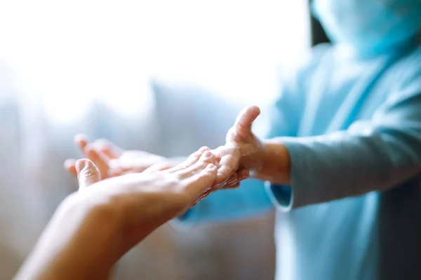 Mãe Ajuda Lavar Mãos Eles Estão Esfregando Mãos Juntos Criando — Fotografia de Stock