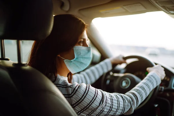 Młoda Kobieta Prowadzi Samochód Maską Ochronną Twarzy Koncepcja Zapobiegania Rozprzestrzenianiu — Zdjęcie stockowe