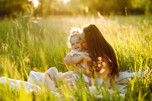 Mãe Filhinha Brincando Juntas Parque Verão Pôr Sol Mãe Feliz — Fotografia de Stock