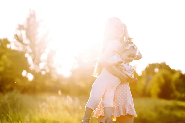 Mãe Filhinha Brincando Juntas Parque Verão Pôr Sol Mãe Feliz — Fotografia de Stock