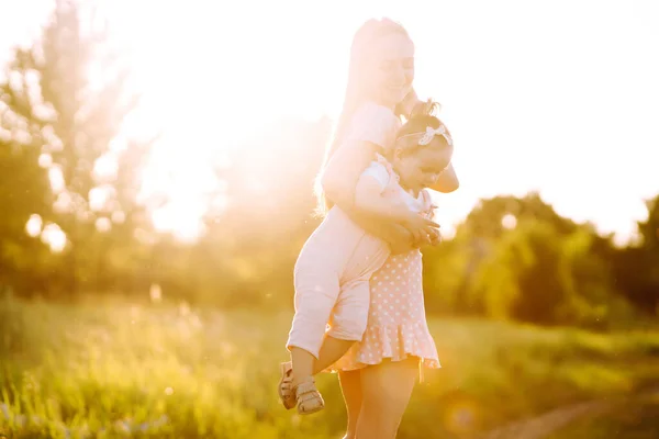 Matka Córeczka Bawią Się Razem Letnim Parku Zachodzie Słońca Szczęśliwa — Zdjęcie stockowe
