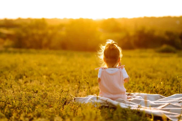 Дитяча Дівчинка Телефоном Парку Заході Сонця Чарівна Дитина Грає Сонячному — стокове фото