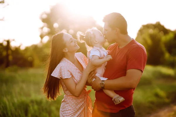 Mutlu Genç Aile Gün Batımında Parkta Yürüyor Anne Baba Küçük — Stok fotoğraf