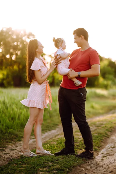 Mutlu Genç Aile Gün Batımında Parkta Yürüyor Anne Baba Küçük — Stok fotoğraf