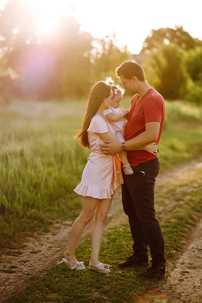 Gelukkige Jonge Familie Wandelen Het Park Bij Zonsondergang Mam Pap — Stockfoto