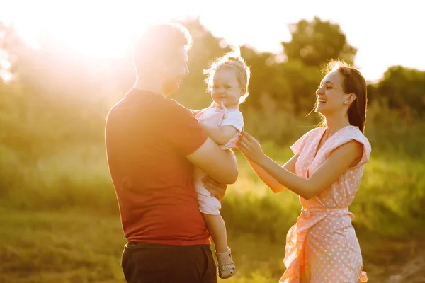 Ευτυχισμένη Οικογένεια Που Περπατά Στο Πάρκο Ηλιοβασίλεμα Μαμά Μπαμπάς Και — Φωτογραφία Αρχείου