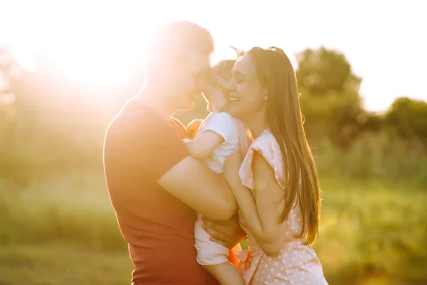 Gelukkige Jonge Familie Wandelen Het Park Bij Zonsondergang Mam Pap — Stockfoto