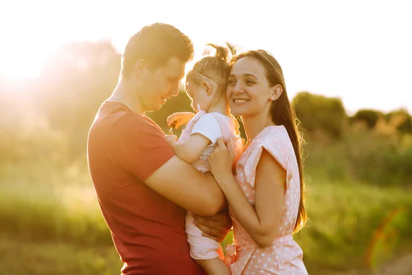 Felice Giovane Famiglia Passeggiando Nel Parco Tramonto Mamma Papà Figlioletta — Foto Stock