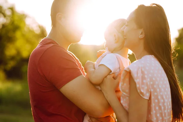 Feliz Jovem Família Andando Parque Pôr Sol Mãe Pai Filha — Fotografia de Stock