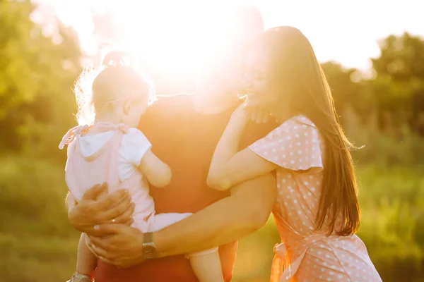 Щаслива Молода Сім Гуляє Парку Заході Сонця Мама Тато Маленька — стокове фото