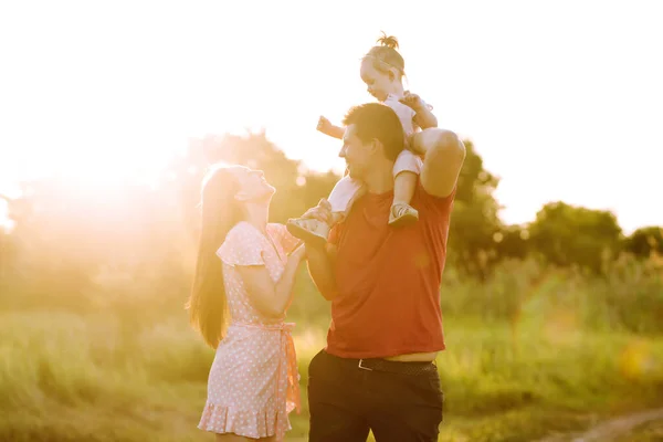Ευτυχισμένη Οικογένεια Που Περπατά Στο Πάρκο Ηλιοβασίλεμα Μαμά Μπαμπάς Και — Φωτογραφία Αρχείου