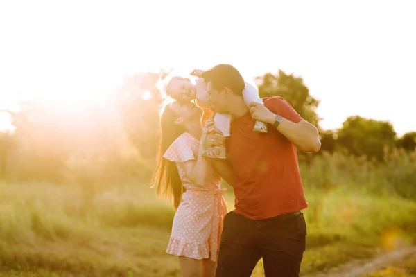 Gelukkige Jonge Familie Wandelen Het Park Bij Zonsondergang Mam Pap — Stockfoto