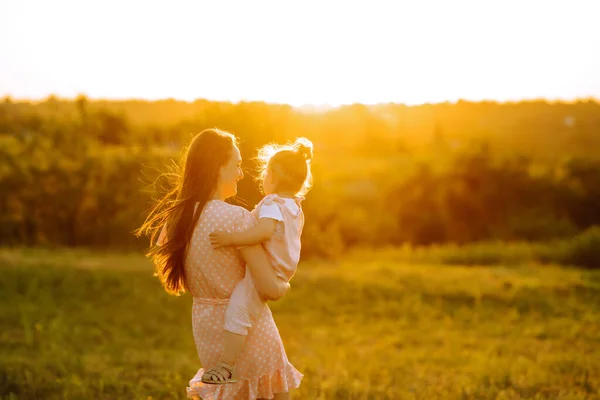 Matka Córeczka Bawią Się Razem Letnim Parku Zachodzie Słońca Szczęśliwa — Zdjęcie stockowe