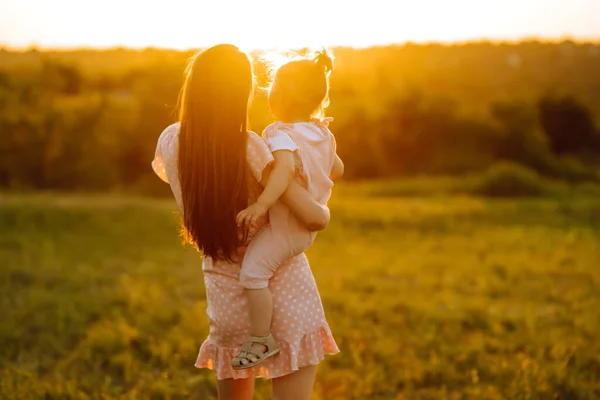 Mutter Und Kleine Tochter Spielen Zusammen Einem Sommerpark Bei Sonnenuntergang — Stockfoto