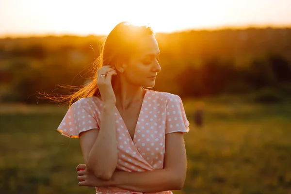 Porträt Einer Schönen Jungen Frau Bei Sonnenuntergang Junges Mädchen Genießt — Stockfoto