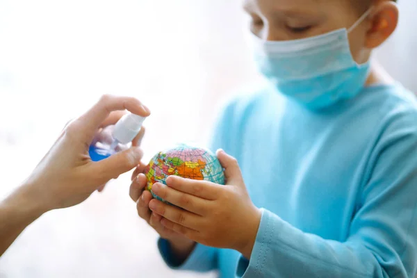 Esterilização Planeta Criança Máscara Médica Estéril Protetora Segurando Globo Mundial — Fotografia de Stock