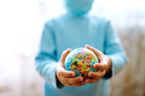Gyermek Védekező Steril Orvosi Maszkban Kezében Egy Világméretű Gömbbel Mentsd — Stock Fotó