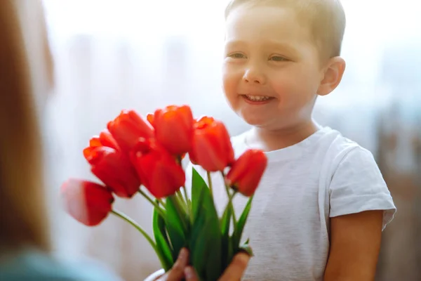 Pequeno Filho Congratula Mãe Buquê Tulipas Flores Feliz Dia Mãe — Fotografia de Stock