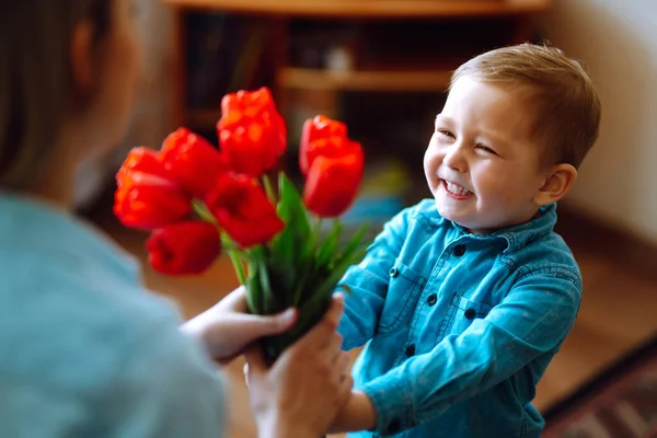 Маленький Син Вітає Матір Дарує Букет Квітів Тюльпанів Щасливий День — стокове фото