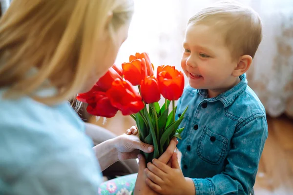 Kleine Zoon Feliciteert Moeder Geeft Een Boeket Bloemen Tulpen Gelukkige — Stockfoto