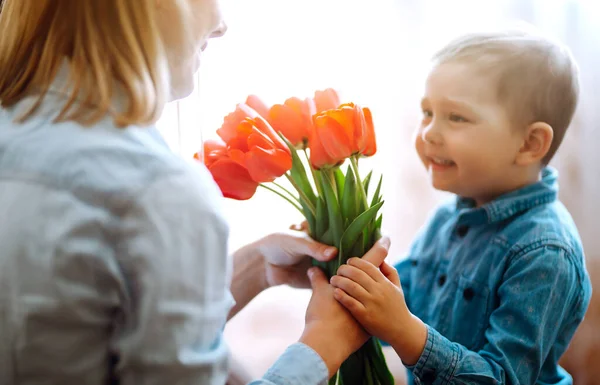 Bouquet Tulipes Pour Maman Petit Fils Félicite Mère Donne Bouquet — Photo